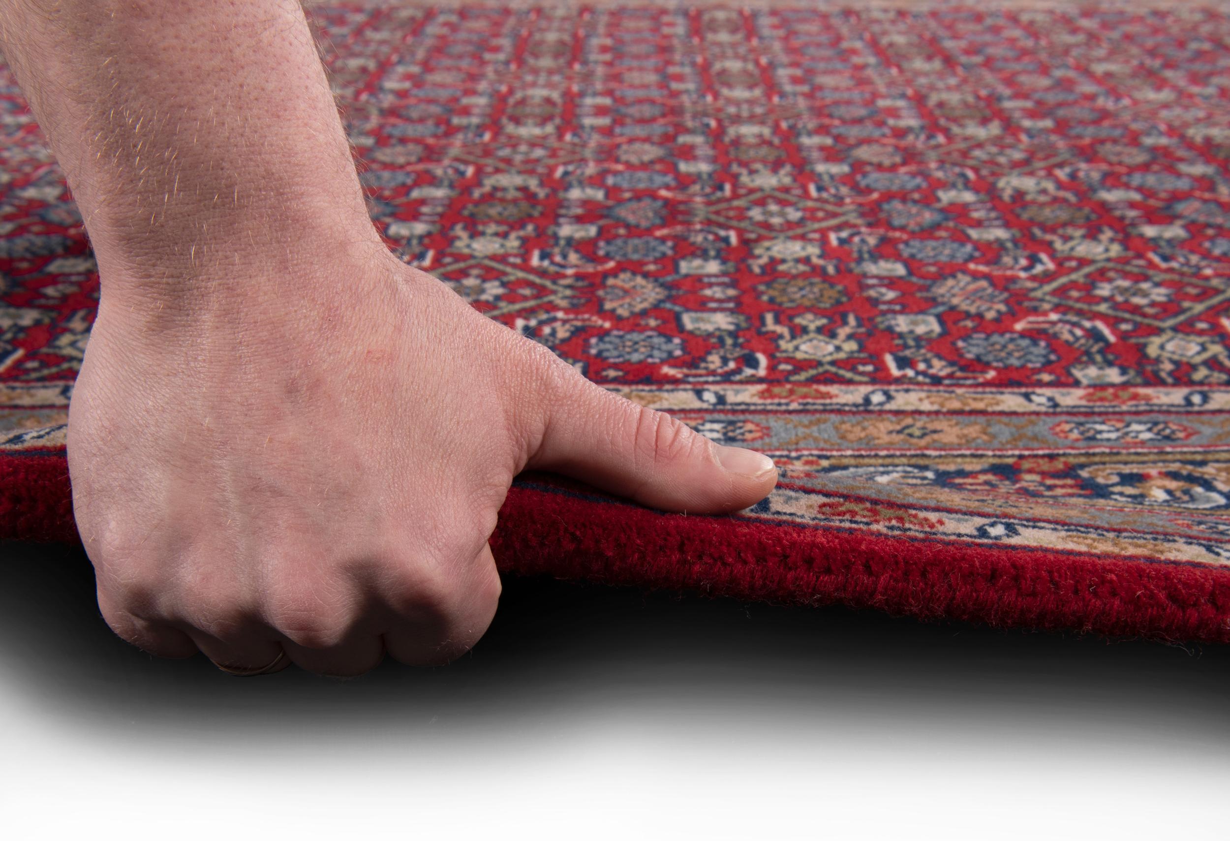 Bedroom rug Benares Herati 200 Red, 90-100% Virgin wool, in colour Red | Homerugs - Detail View (3)