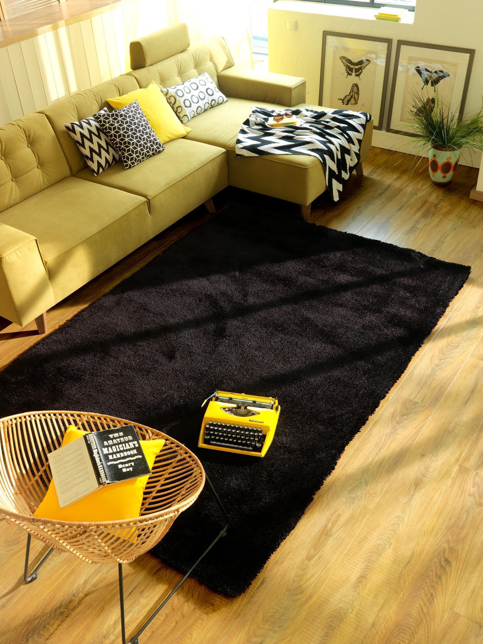 Wohnzimmer Teppich Soft Uni 603 Black aus 100% Polypropylen, in der Farbe Black | Homerugs - Raumansicht