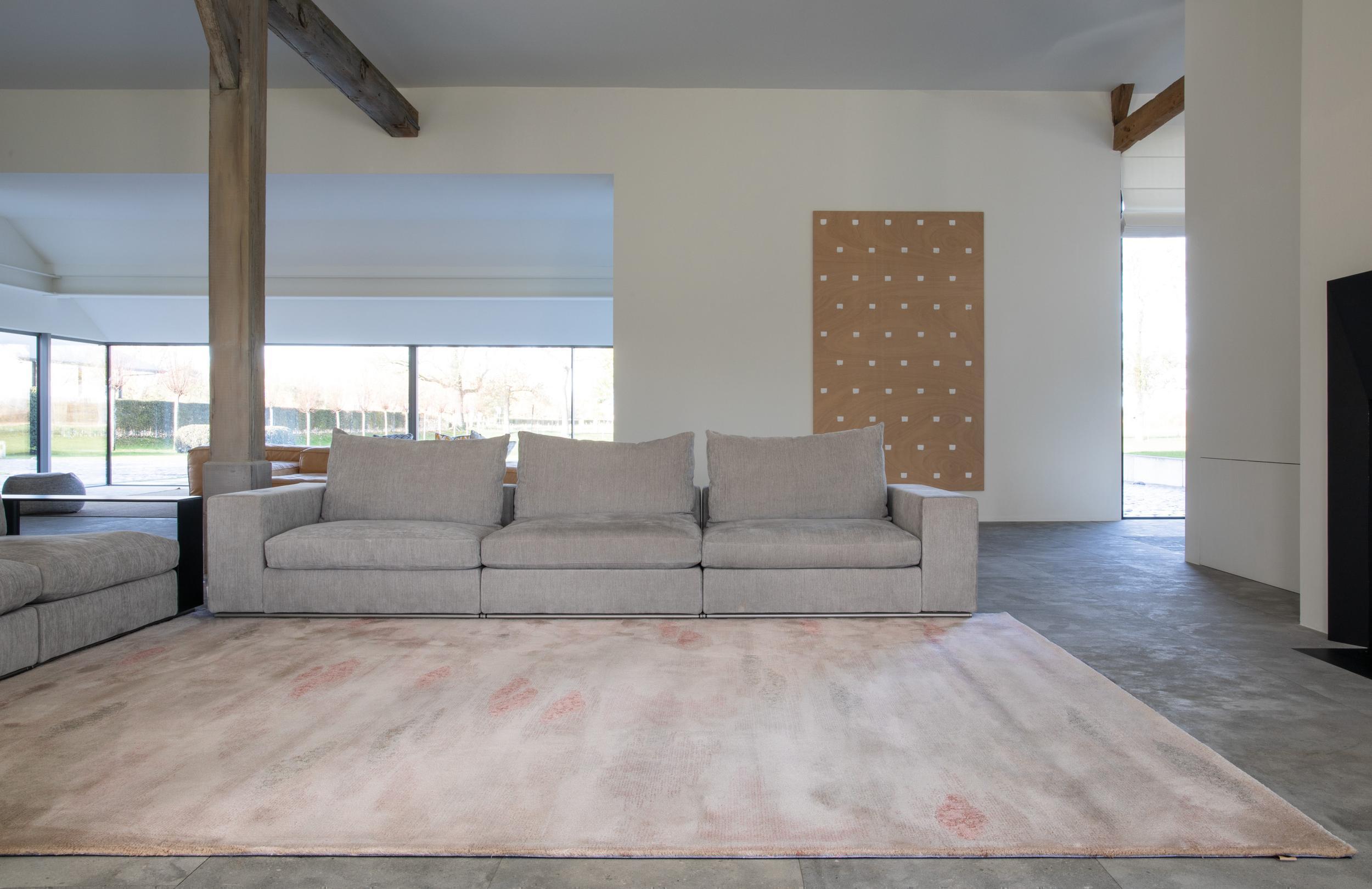 Bedroom rug Genesis Pine Taupe, 90% Wool, 10% Tencel, in colour Pine Taupe | Homerugs - Room View