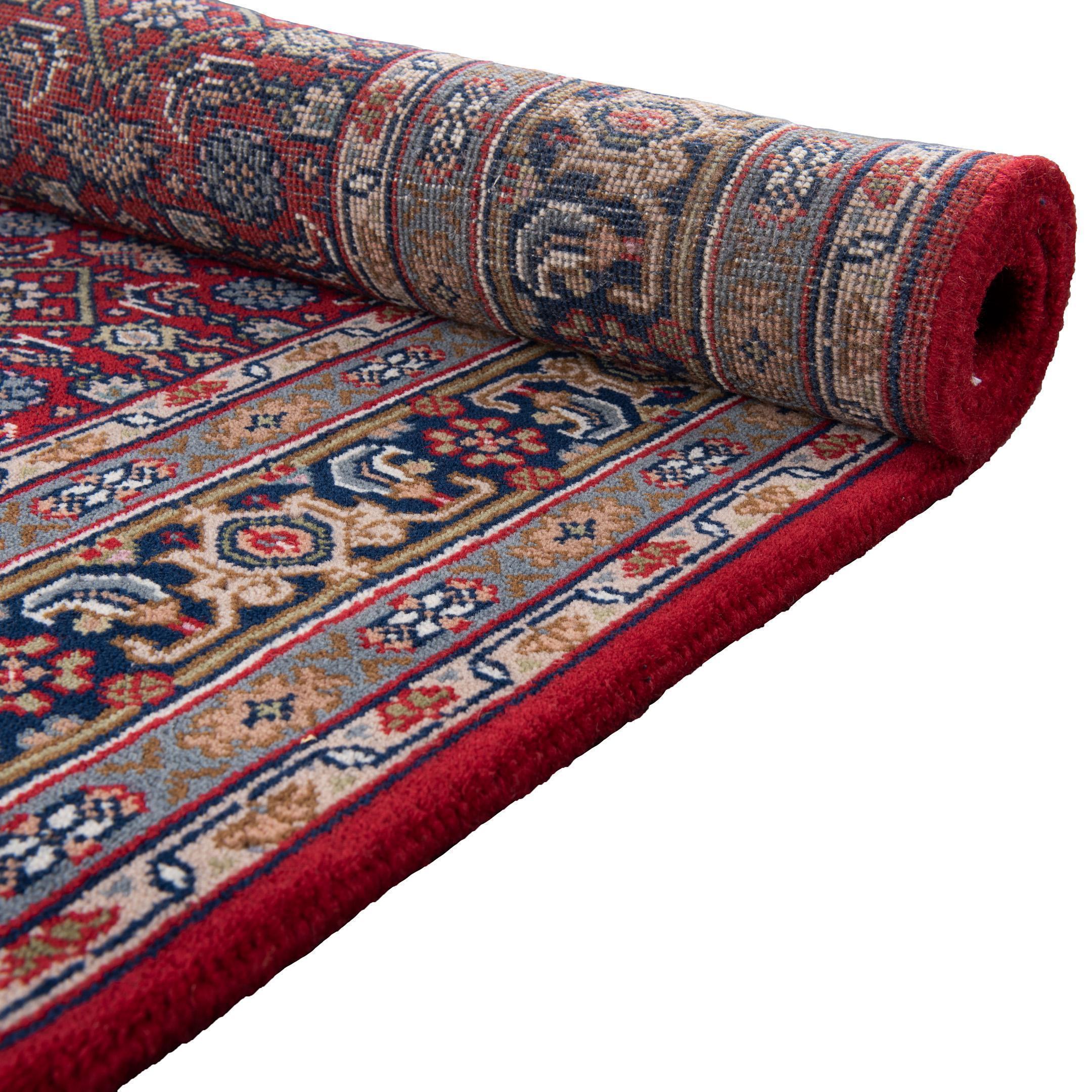 Bedroom rug Benares Herati 200 Red, 90-100% Virgin wool, in colour Red | Homerugs - Detail View (5)
