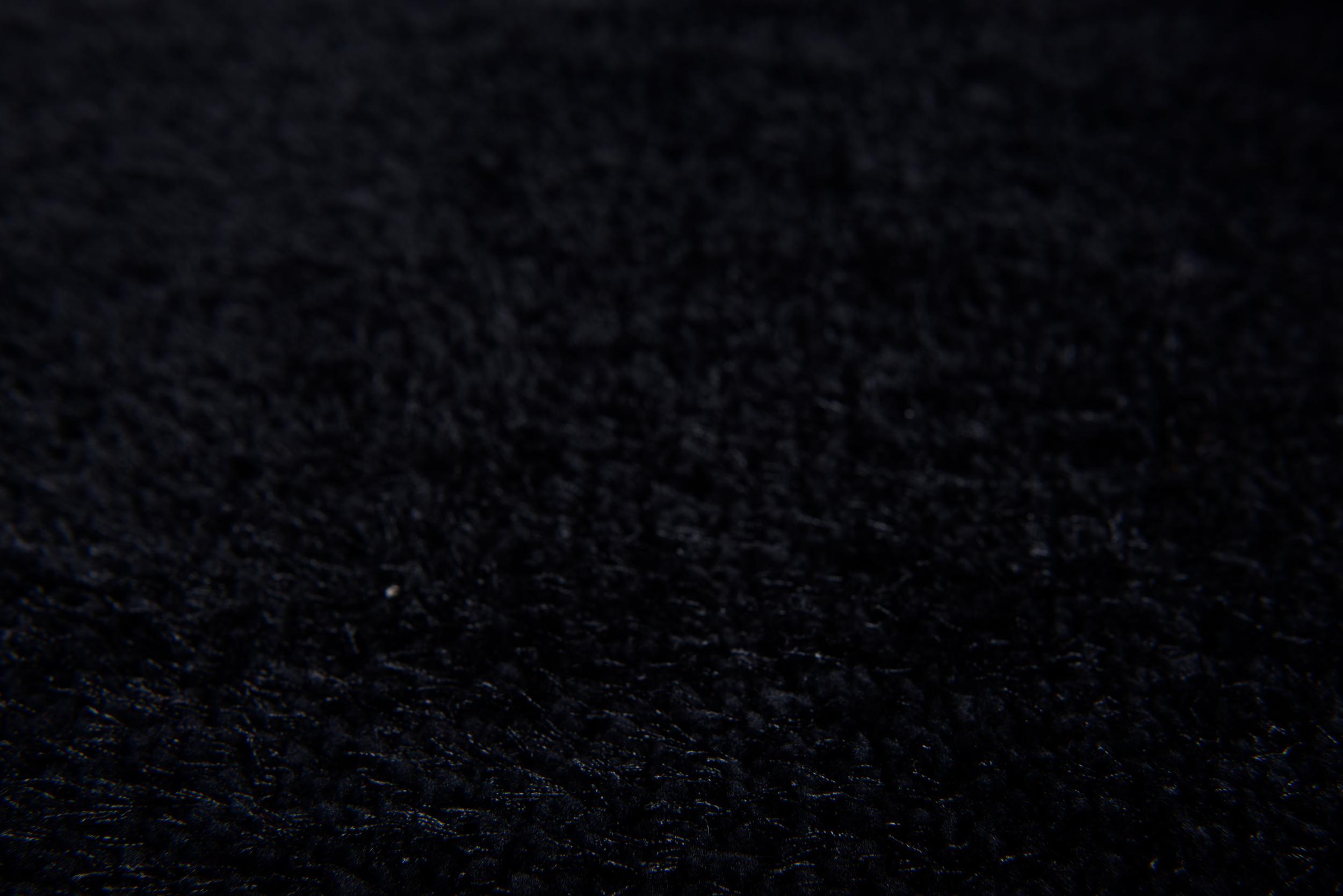 Schlafzimmer Teppich Soft Uni 603 Black aus 100% Polypropylen, in der Farbe Black | Homerugs - Raumansicht