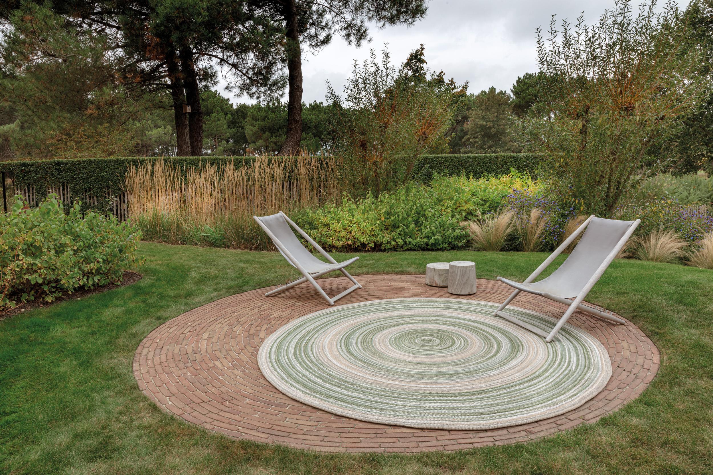 Outdoor Teppich Levante Mystic Green aus 100% Polypropylen, in der Farbe Mystic Green | Homerugs - Raumansicht