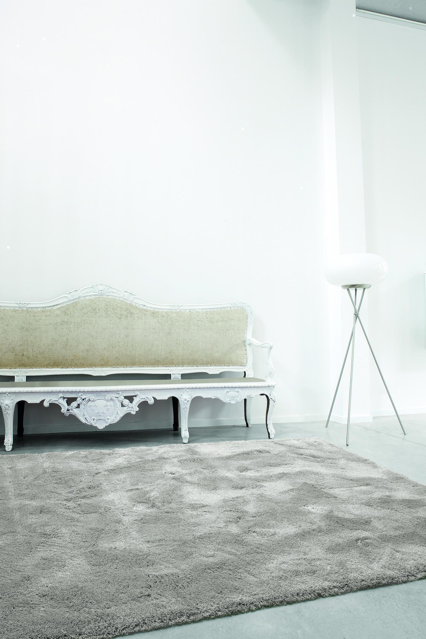 Schlafzimmer Teppich Splendid High Light Grey aus 21% Wolle, 21% Seide, 37% Leinen, 8% Mohair, 7% Baumwolle, 6% Viskose, in der Farbe Light/Grey | Homerugs - Raumansicht