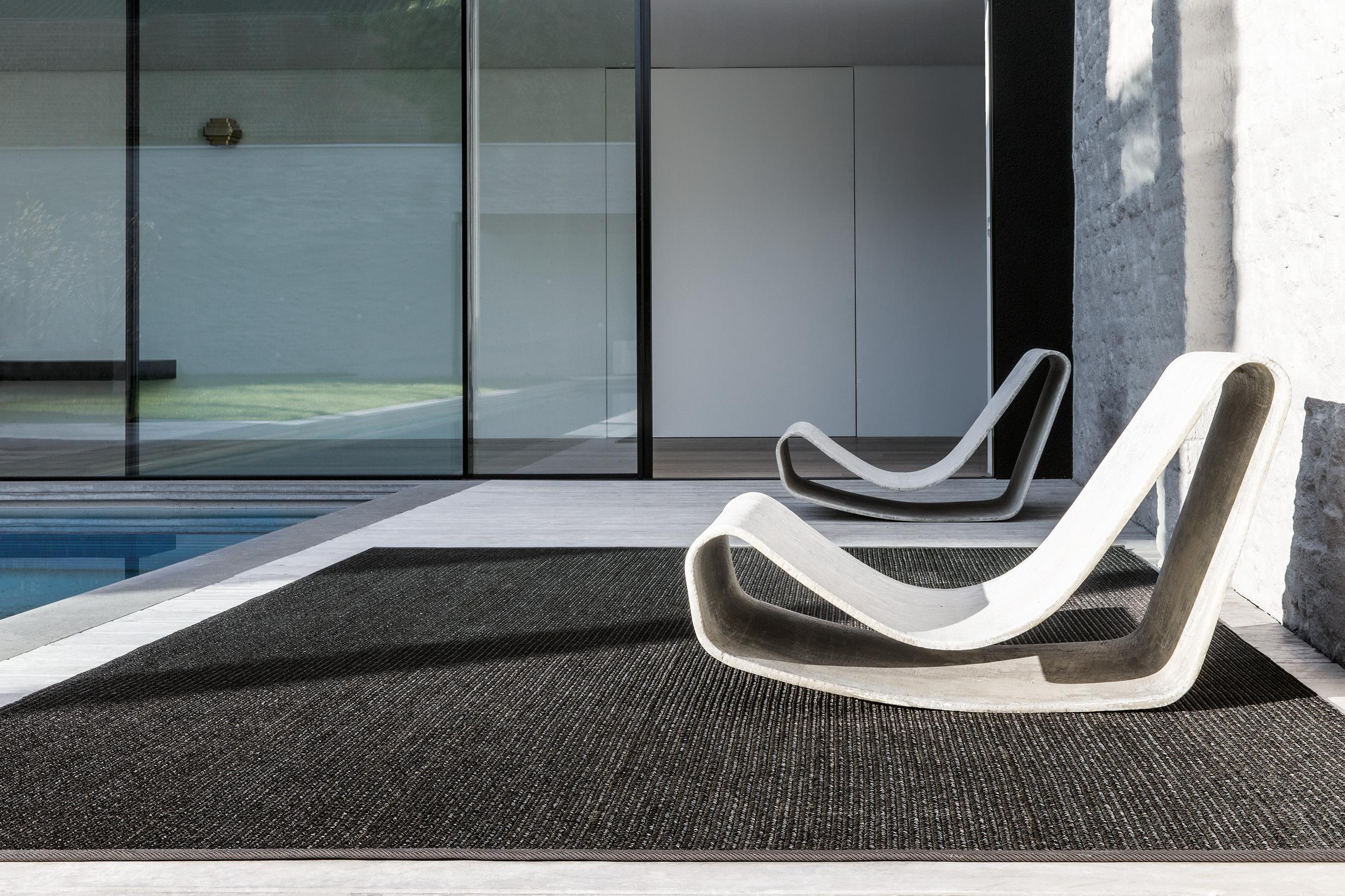 Outdoor rug Poolside Black Ink, Synthetic fibre, in colour Black Ink | Homerugs - Top View