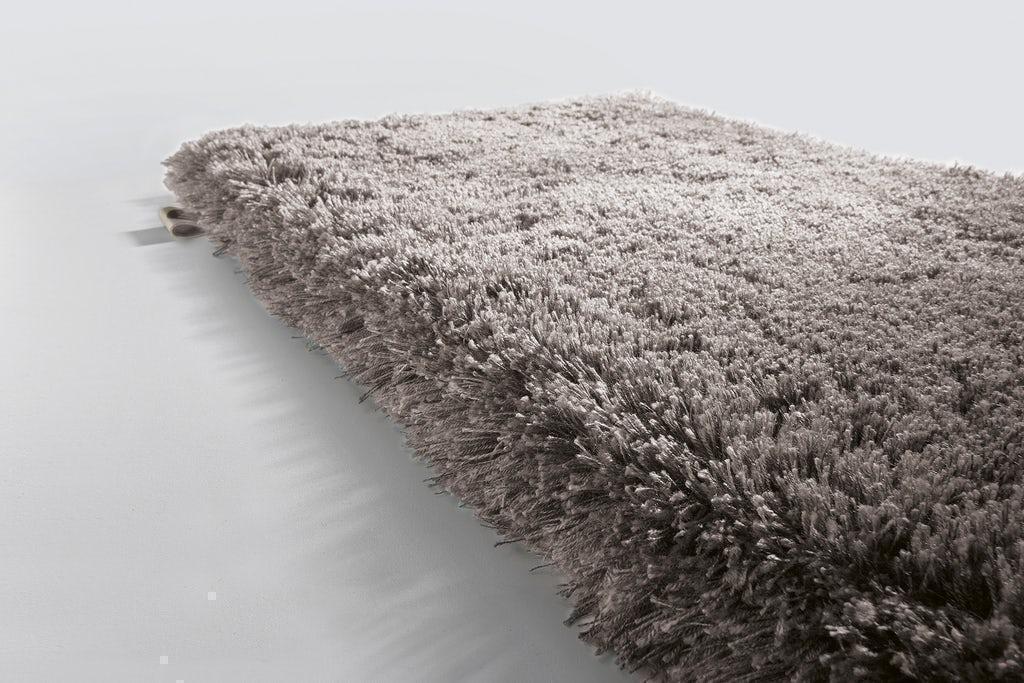 Wohnzimmer Teppich Splendid High Pearl Grey aus 21% Wolle, 21% Seide, 37% Leinen, 8% Mohair, 7% Baumwolle, 6% Viskose, in der Farbe Pearl Grey | Homerugs - Raumansicht