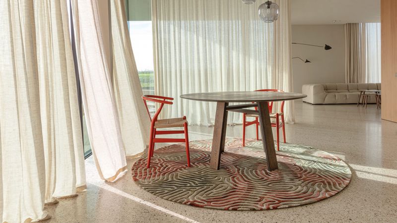 Runder Teppich unter Esstisch