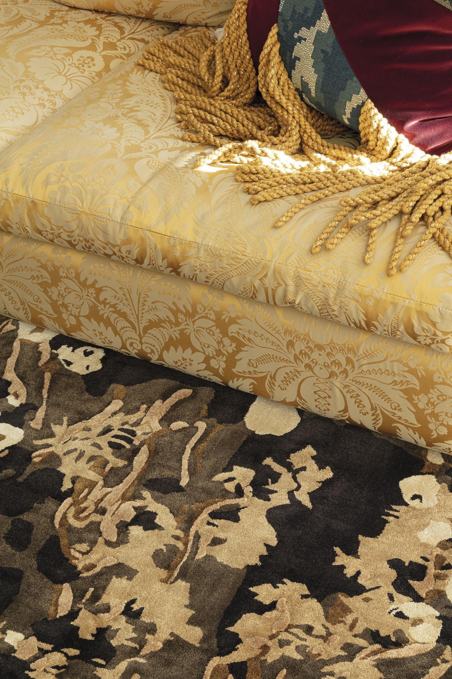 Wohnzimmer Teppich Sakura Onyx Gold aus 100% Meerseide, in der Farbe Onyx Gold | Homerugs - Raumansicht
