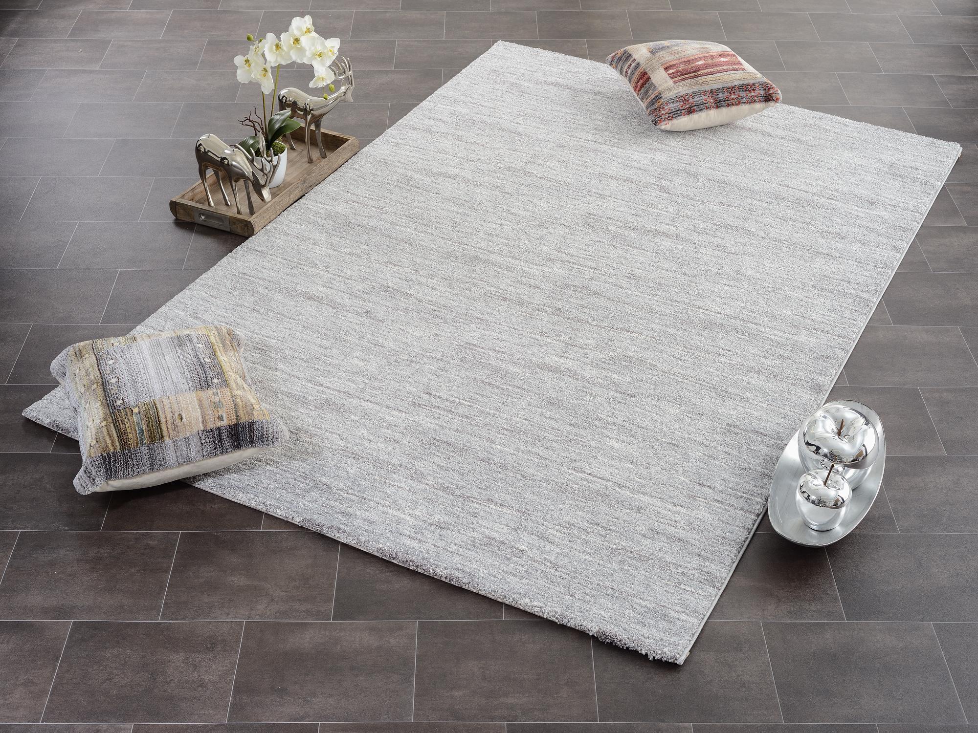 Teppich Kubis Melange aus 100% Polyester, in der Farbe Grau | Homerugs - Raumansicht