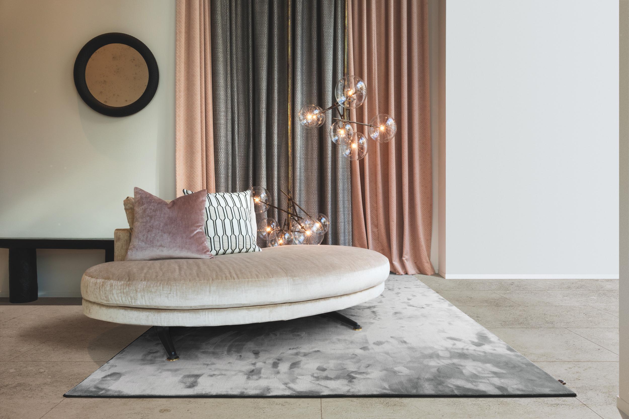 Schlafzimmer Teppich Prestige Dark Grey aus Naturfaser, in der Farbe Dark/Grey | Homerugs - Raumansicht