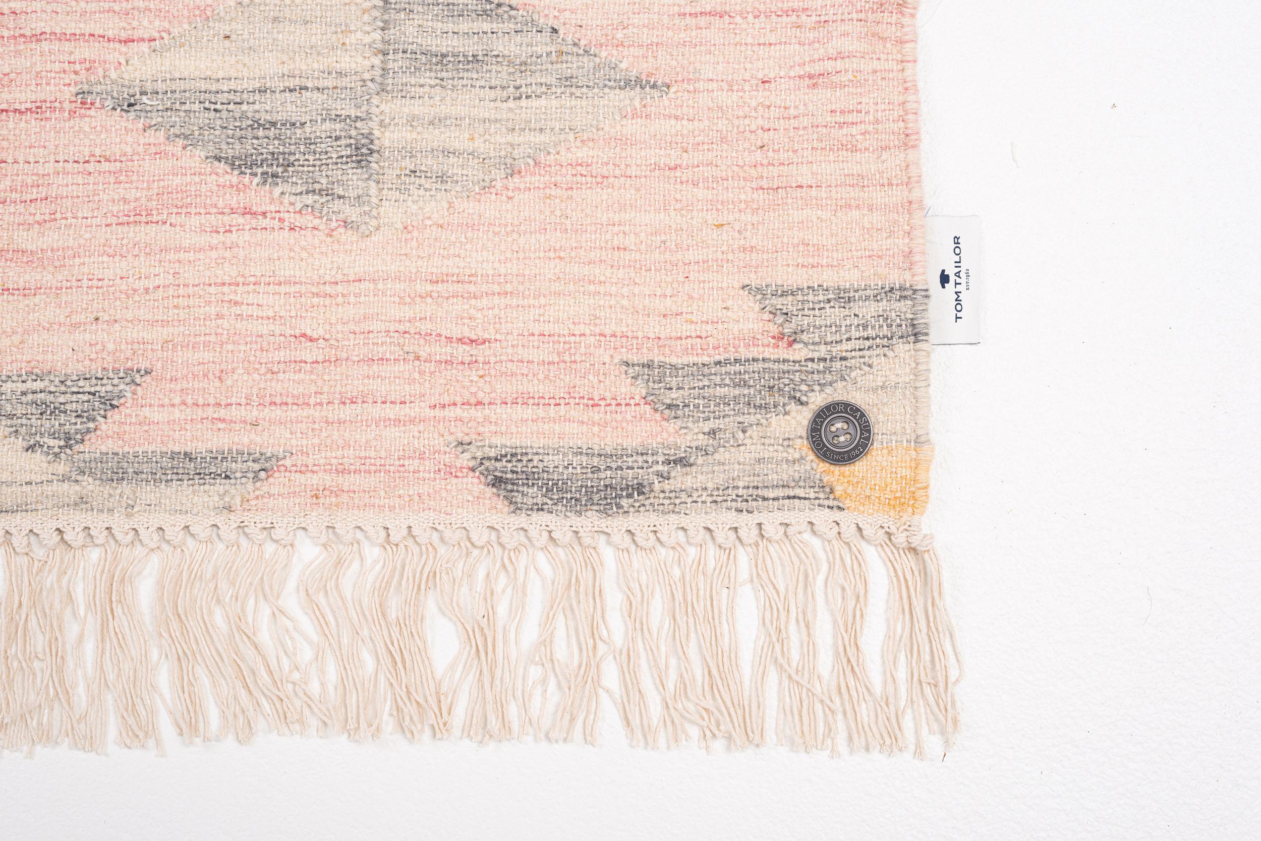 Wohnzimmer Teppich Vintage Zigzag 260 Berry aus 80% Wolle, 20% Baumwolle, in der Farbe Berry | Homerugs - Raumansicht