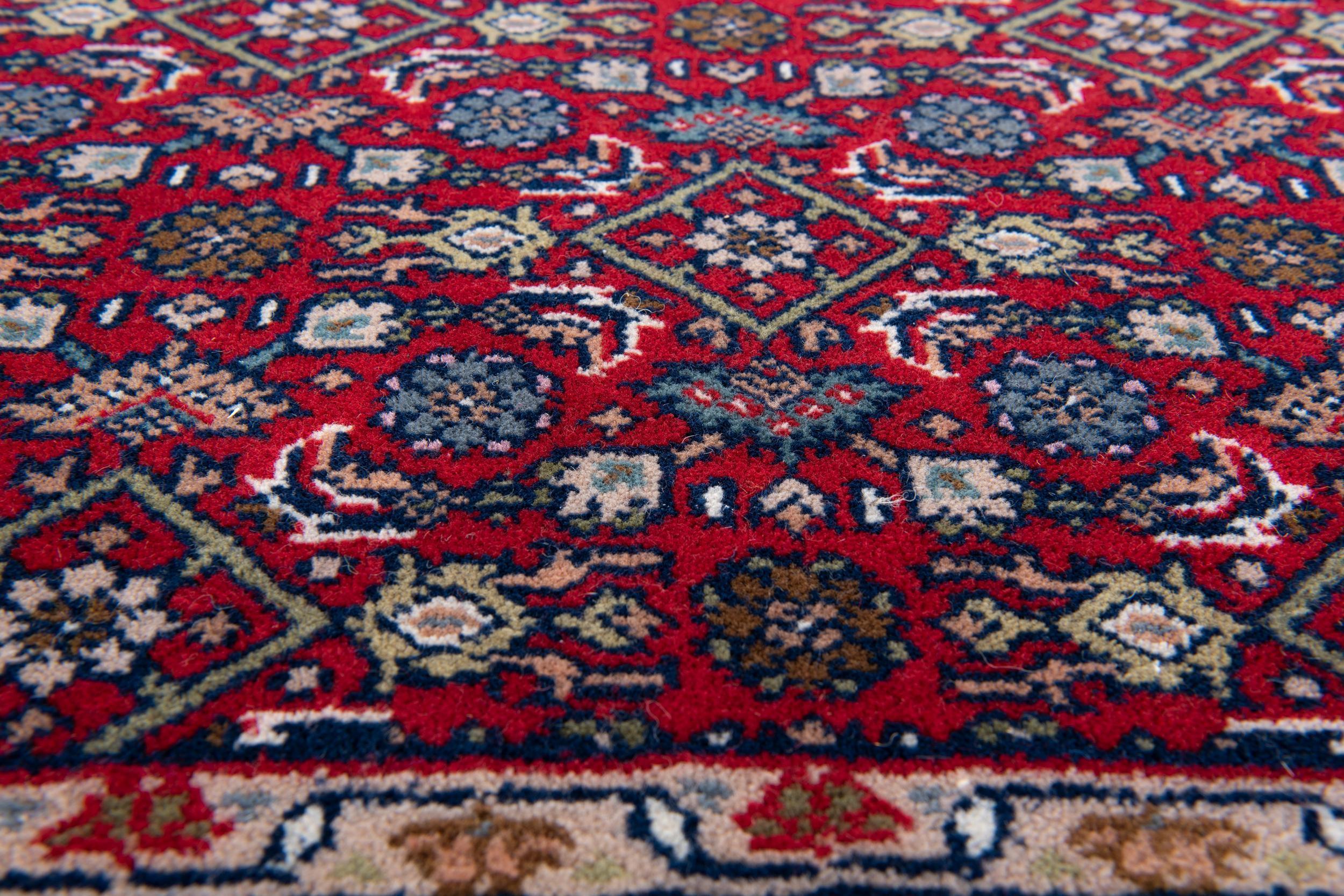 Bedroom rug Benares Herati 200 Red, 90-100% Virgin wool, in colour Red | Homerugs - Detail View (4)