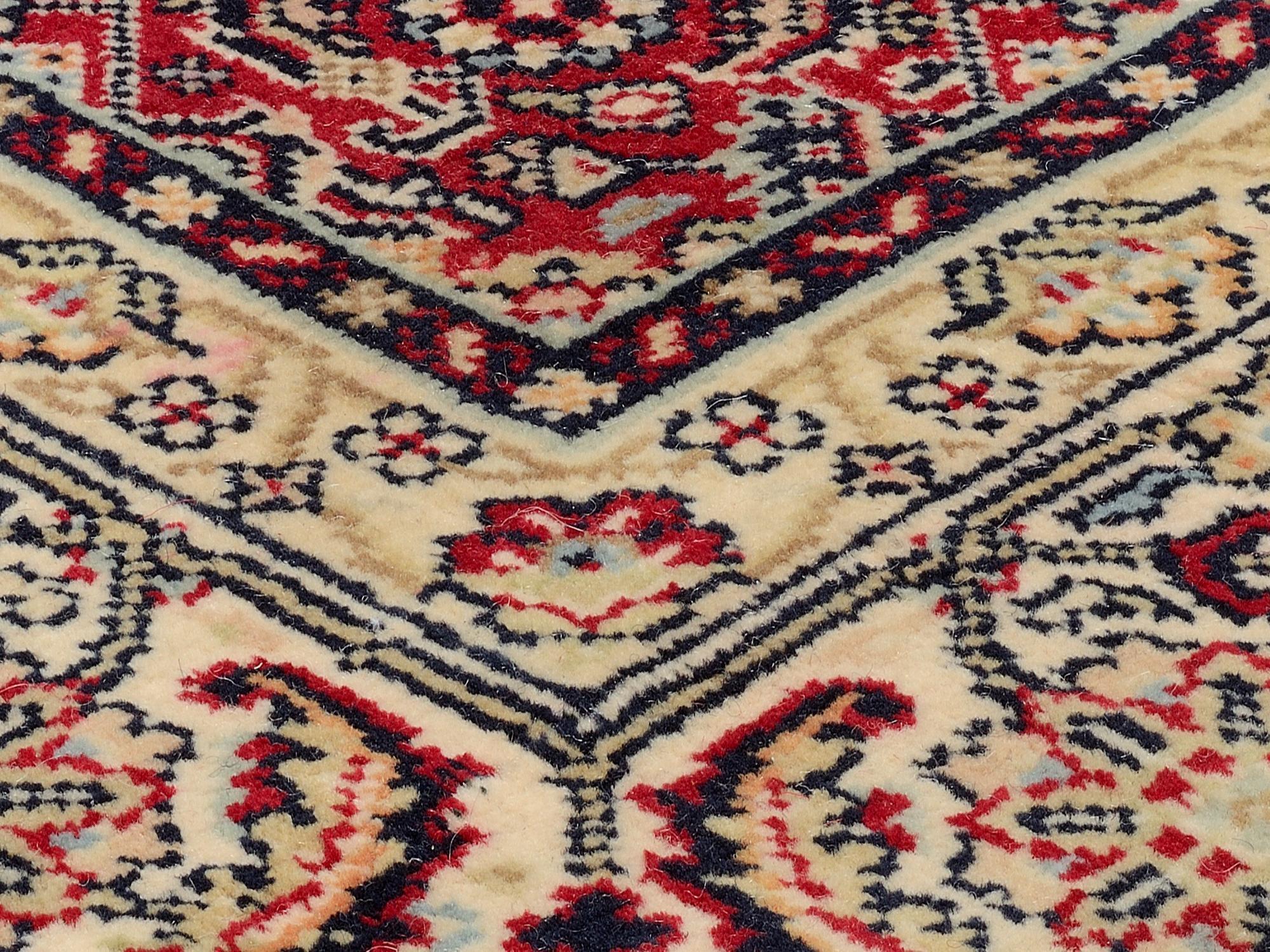 Wohnzimmer Teppich Ranci Bidjar Rot-Creme aus 100% Schurwolle, in der Farbe Rot-Creme | Homerugs - Detailsicht (5)