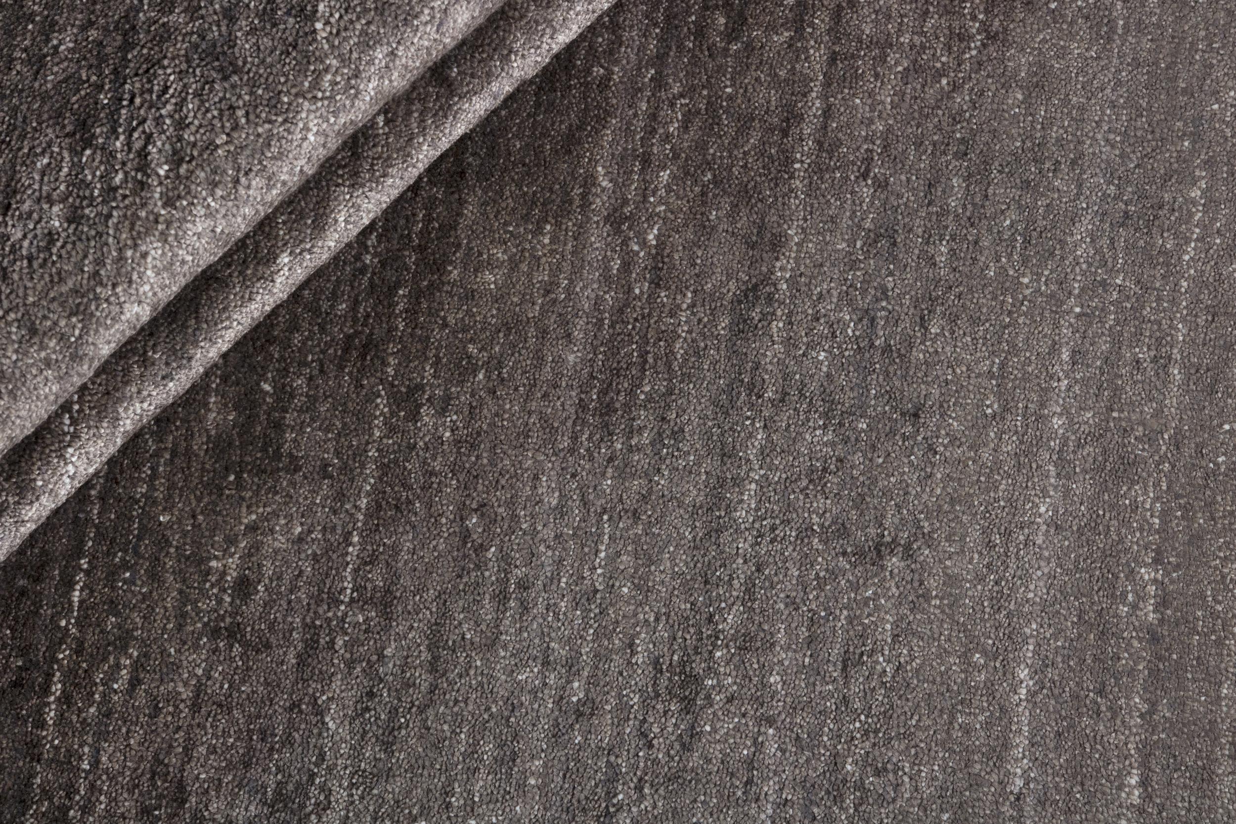 Rug Plain Dust Round Robusto, Dark Brown Round, Viskose | Homerugs - Detail View (3)