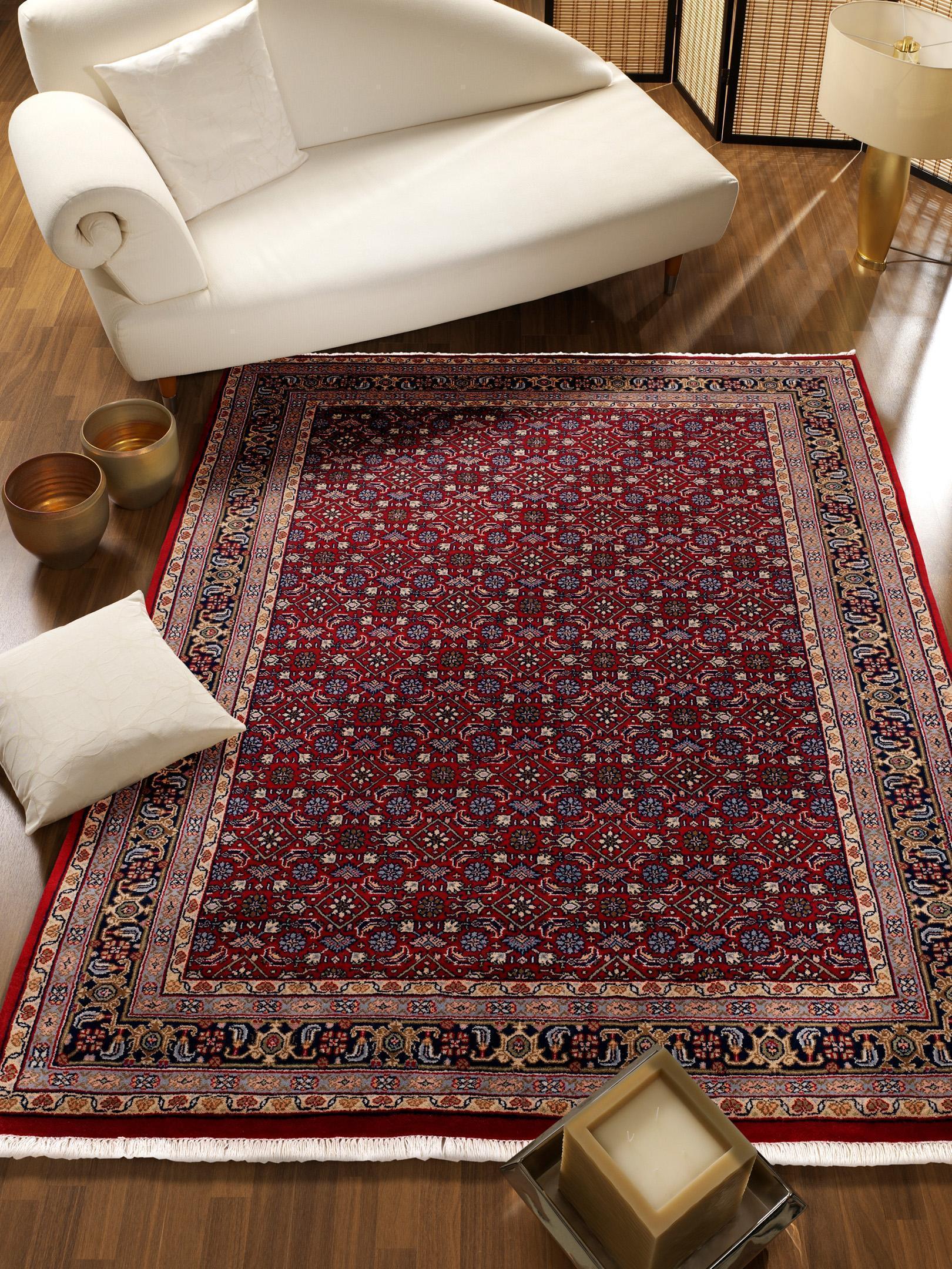 Schlafzimmer Teppich Patna Herati Rot-Blau aus 100% Schurwolle, in der Farbe Rot-Blau | Homerugs - Raumansicht