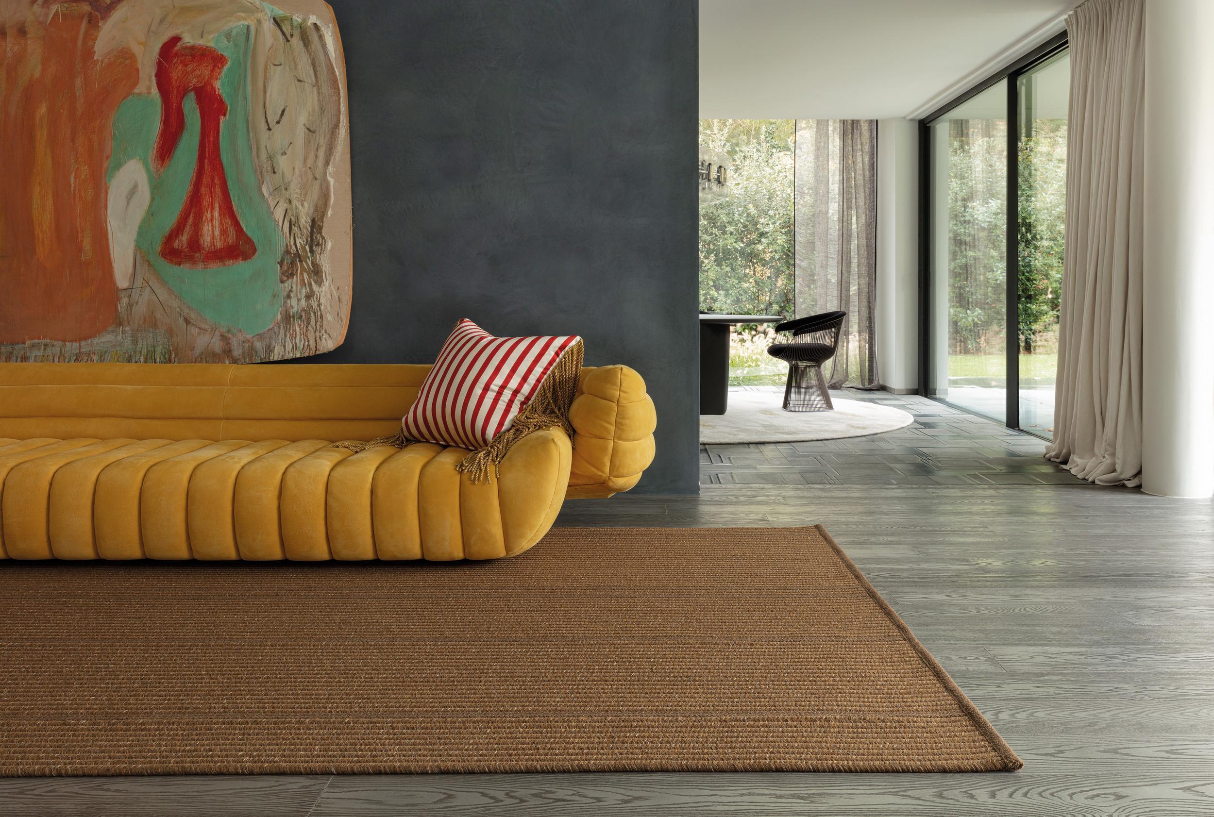 Wohnzimmer Teppich Palazzo Ochre aus 76% Wolle, 14% Leinen, 3% Polyester, 5% Baumwolle, 2% Acryl, in der Farbe Ochre | Homerugs - Raumansicht