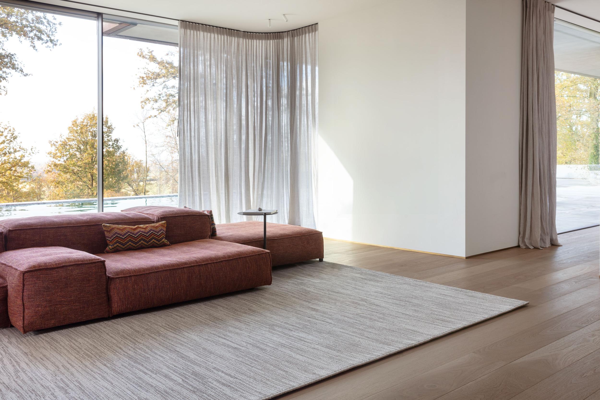 Wohnzimmer Teppich Kurzflor-Teppich Safari Brushed Nickel aus 66% Wolle - 20% Leinen - 7% Polyester - 4% Polypropylen - 3% Baumwolle, in der Farbe Brushed Nickel | Homerugs - Raumansicht