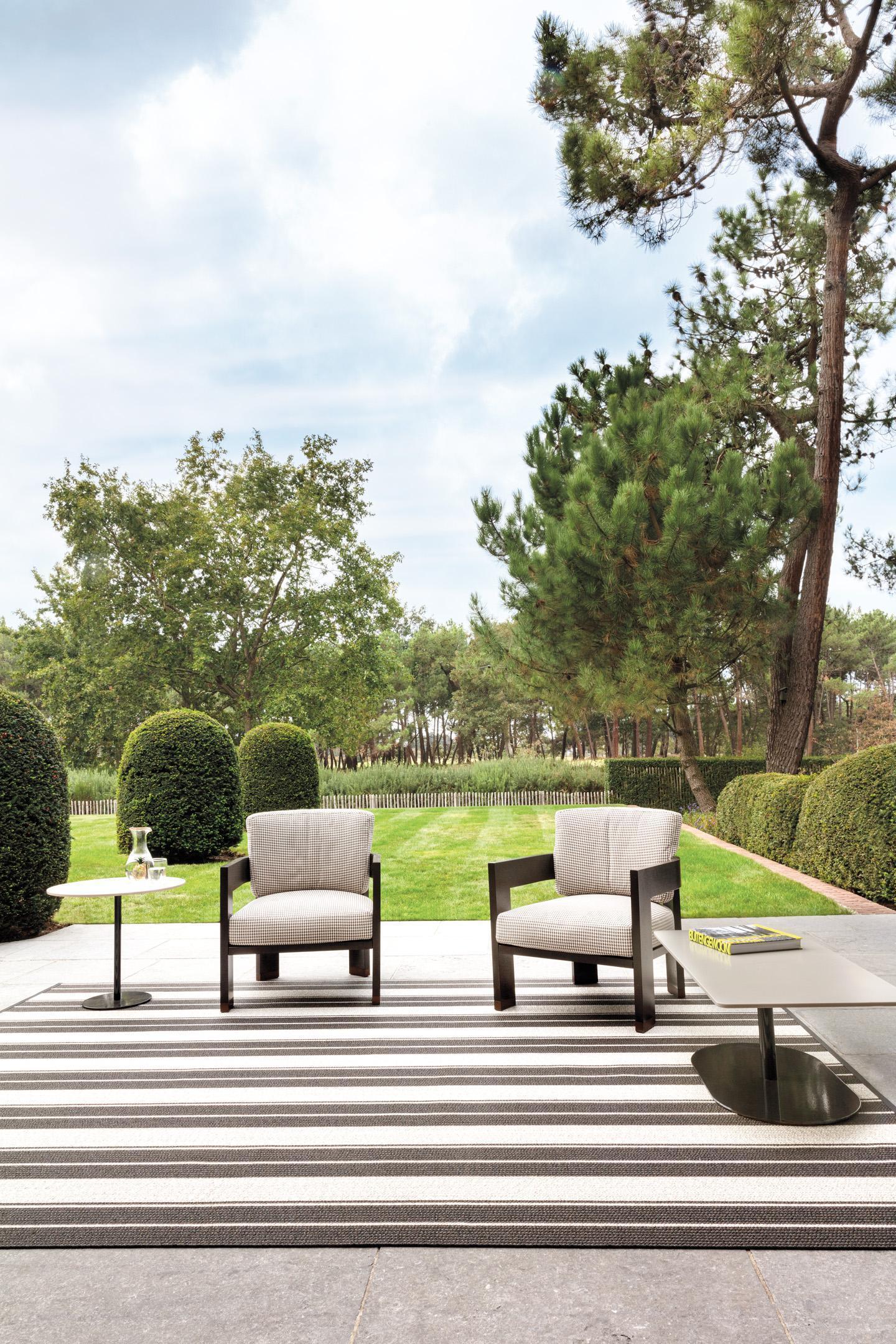 Outdoor Teppich Poolside Black Mamba aus 90% PVC, 10% Glasfaser, in der Farbe Black Mamba | Homerugs - Raumansicht