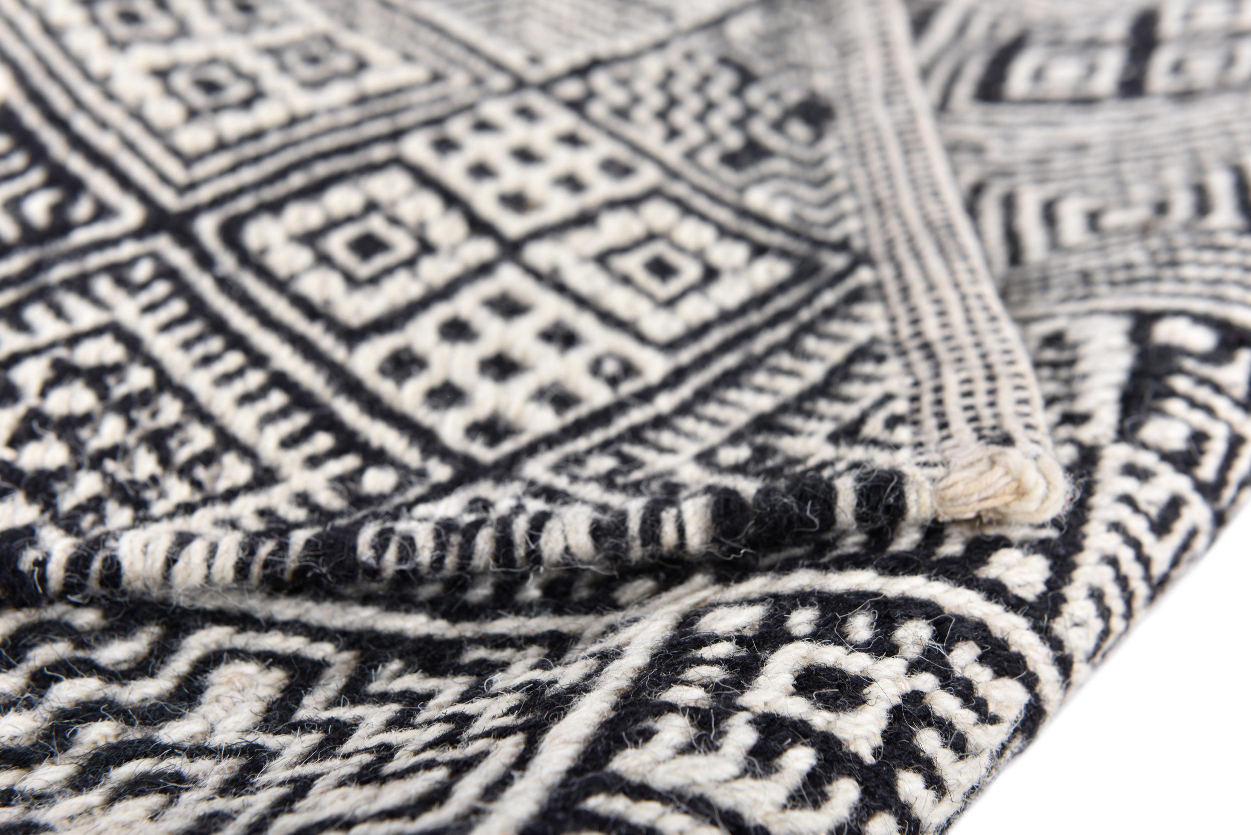 Wohnzimmer Teppich Molde 14005 615 Black/White aus 100% Schurwolle, in der Farbe Black/White | Homerugs - Raumansicht