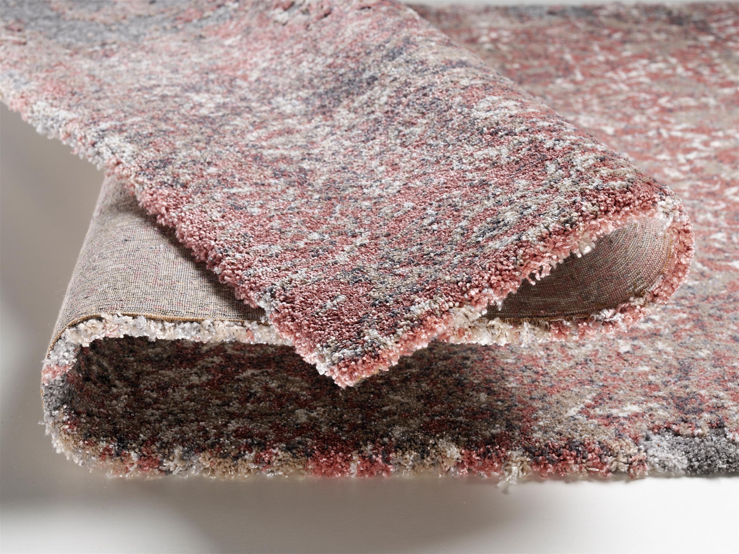 Bedroom rug Baroc Modern Rosenholz, 75% Polypropylene, 25% Polyester, in colour Rosewood | Homerugs - Room View