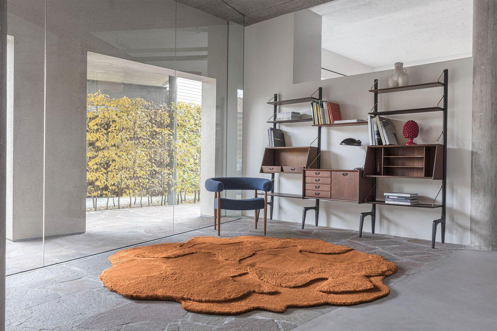 Living room rug Cosmic Cocoon Umber Organic, 56.4% Wool, 25% Tencel, 18.6% Linen, in colour Umber Organic | Homerugs - Room View