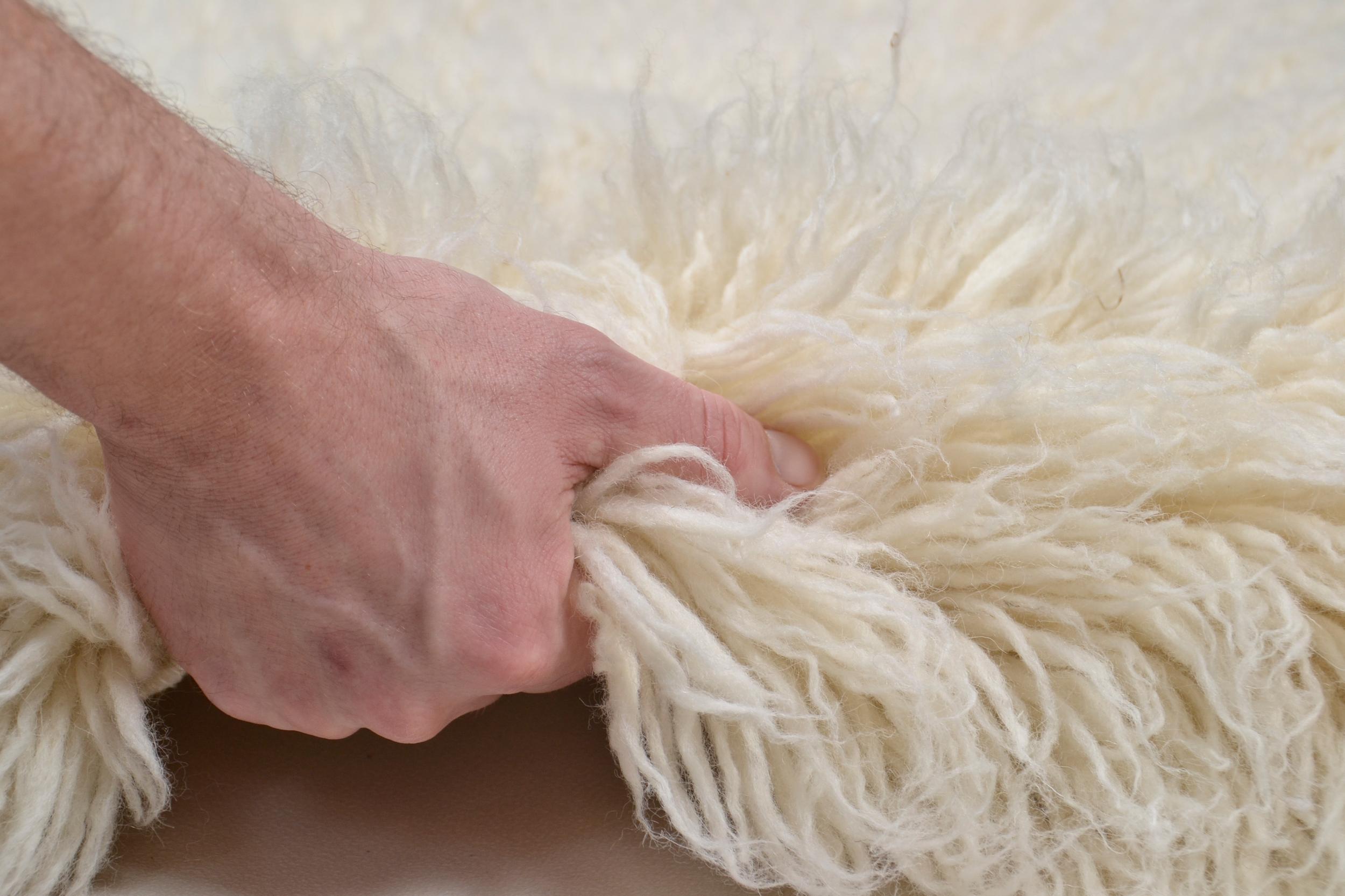 Bedroom rug Flokos Xxl Uni 100 Natural, 90-100% Virgin wool, in colour Natural | Homerugs - Detail View (5)