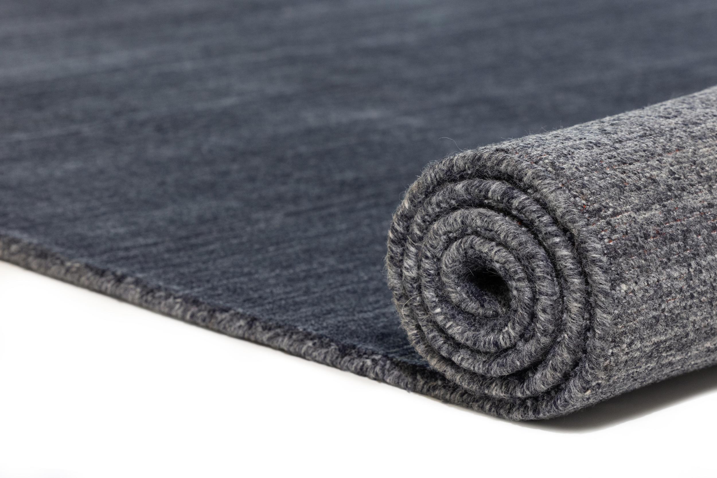 Schlafzimmer Teppich Pure Charcoal aus 80% Wolle, 20% Baumwolle, in der Farbe Charcoal | Homerugs - Raumansicht
