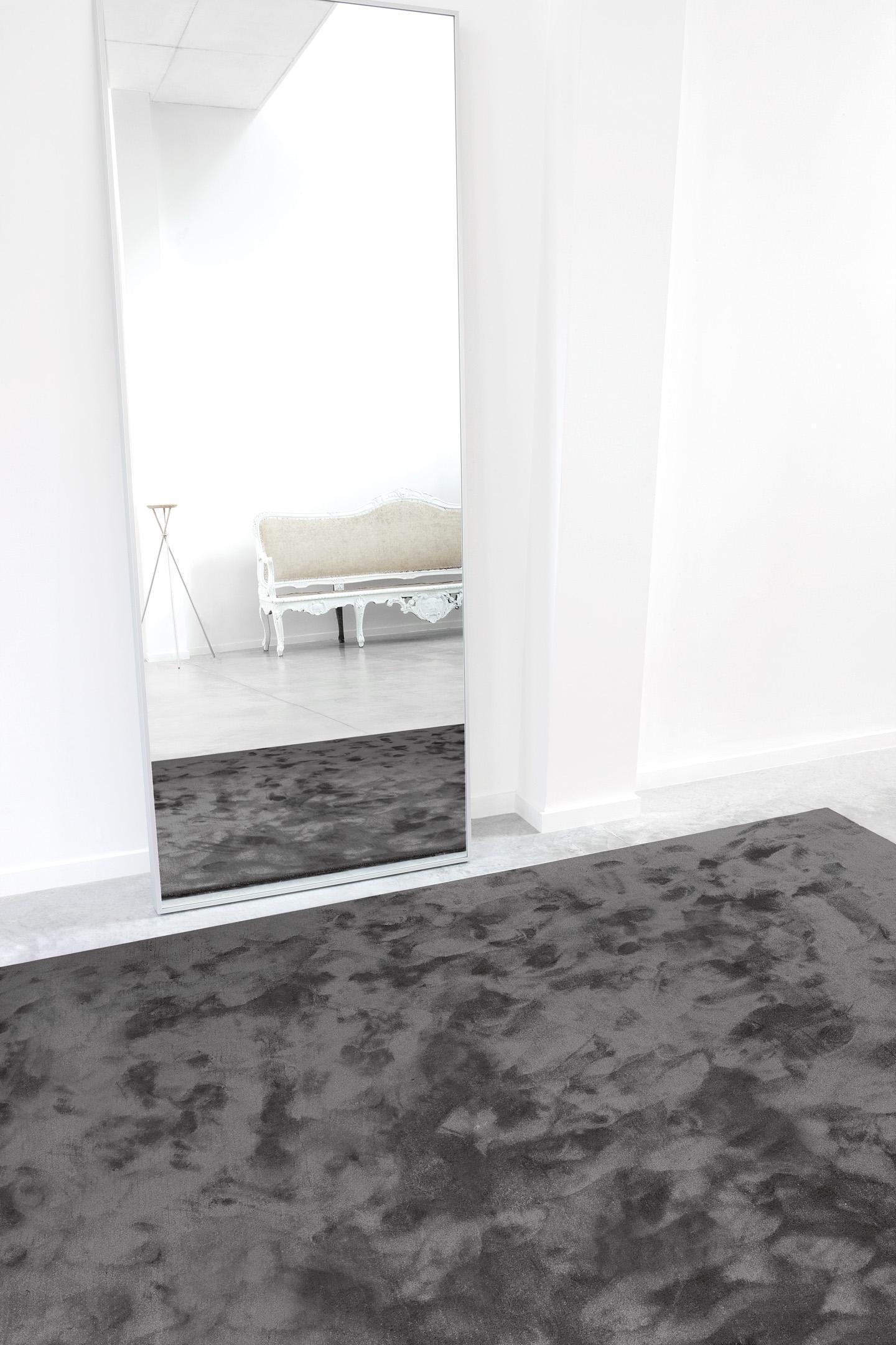 Schlafzimmer Teppich Astral Gunmetal aus 100% Tencel, in der Farbe Gunmetal | Homerugs - Raumansicht