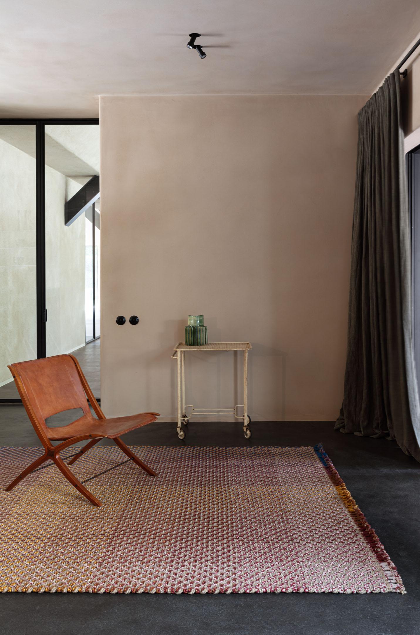 Wohnzimmer Teppich Dakar Grape Cobalt aus 76% Wolle - 24% Sisal, in der Farbe Grape Cobalt | Homerugs - Raumansicht