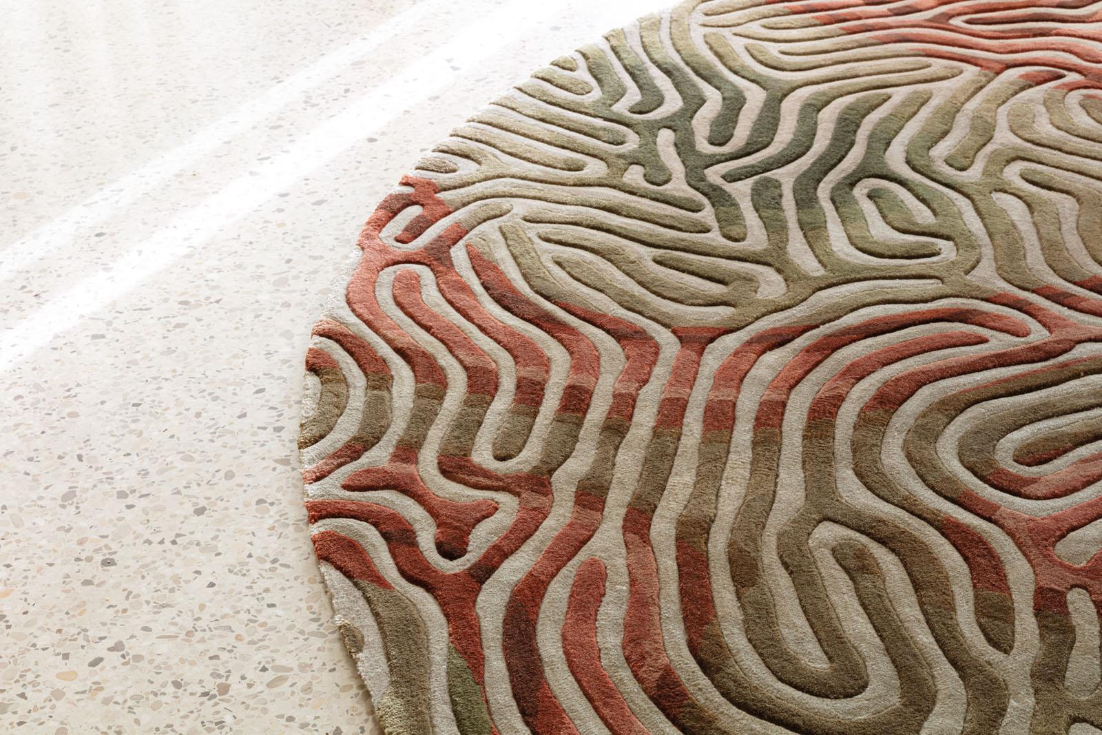 Wohnzimmer Teppich Parallel Brain Chili Moss aus 100% Meerseide, in der Farbe Chili Moss | Homerugs - Raumansicht