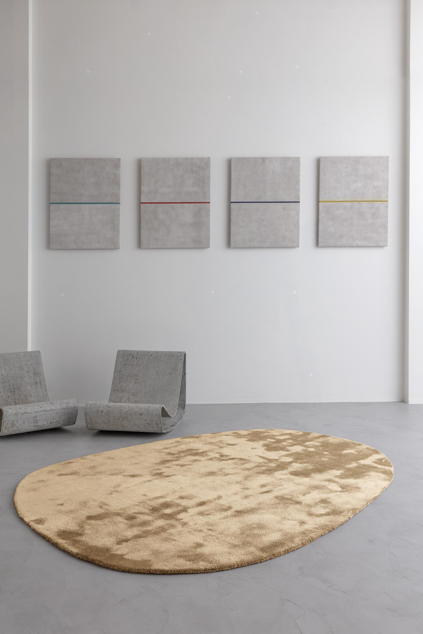 Schlafzimmer Teppich Astral Warm Beige aus 100% Tencel, in der Farbe Warm Beige | Homerugs - Raumansicht