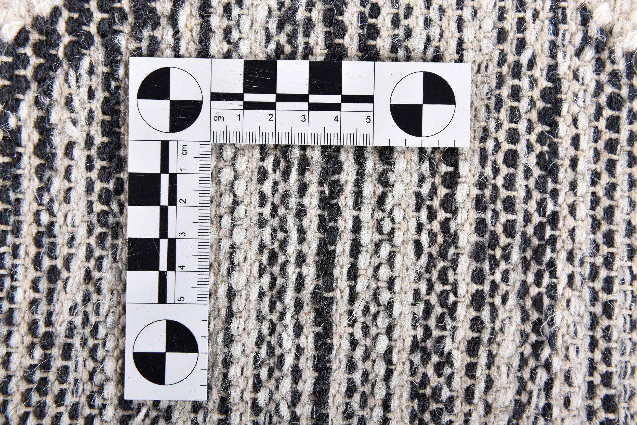 Wohnzimmer Teppich Mora 14019 615 Black/White aus 80% Schurwolle / 20% Baumwolle, in der Farbe Black/White | Homerugs - Detailsicht (4)