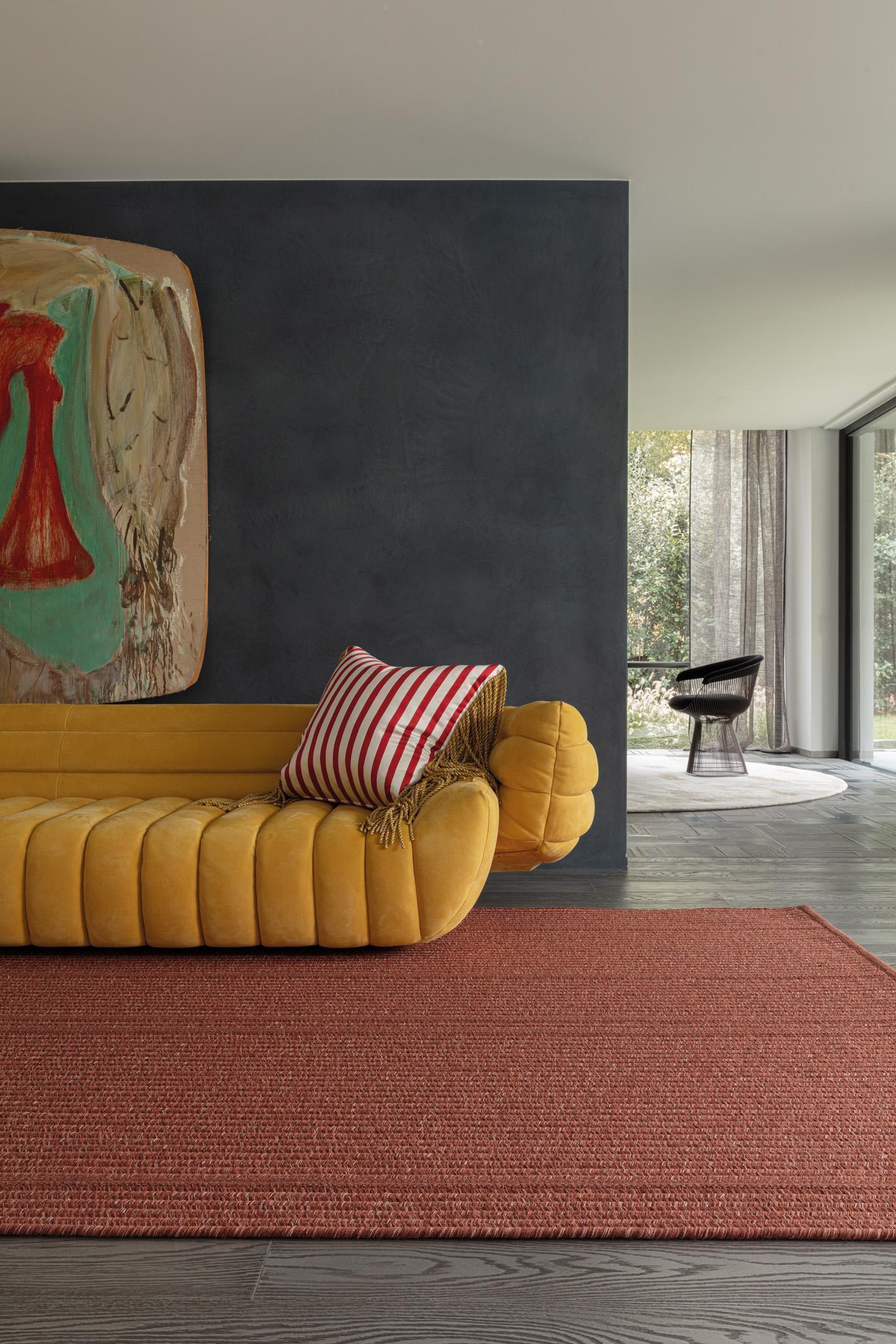 Wohnzimmer Teppich Palazzo Chutney aus 76% Wolle, 14% Leinen, 3% Polyester, 5% Baumwolle, 2% Acryl, in der Farbe Chutney | Homerugs - Raumansicht