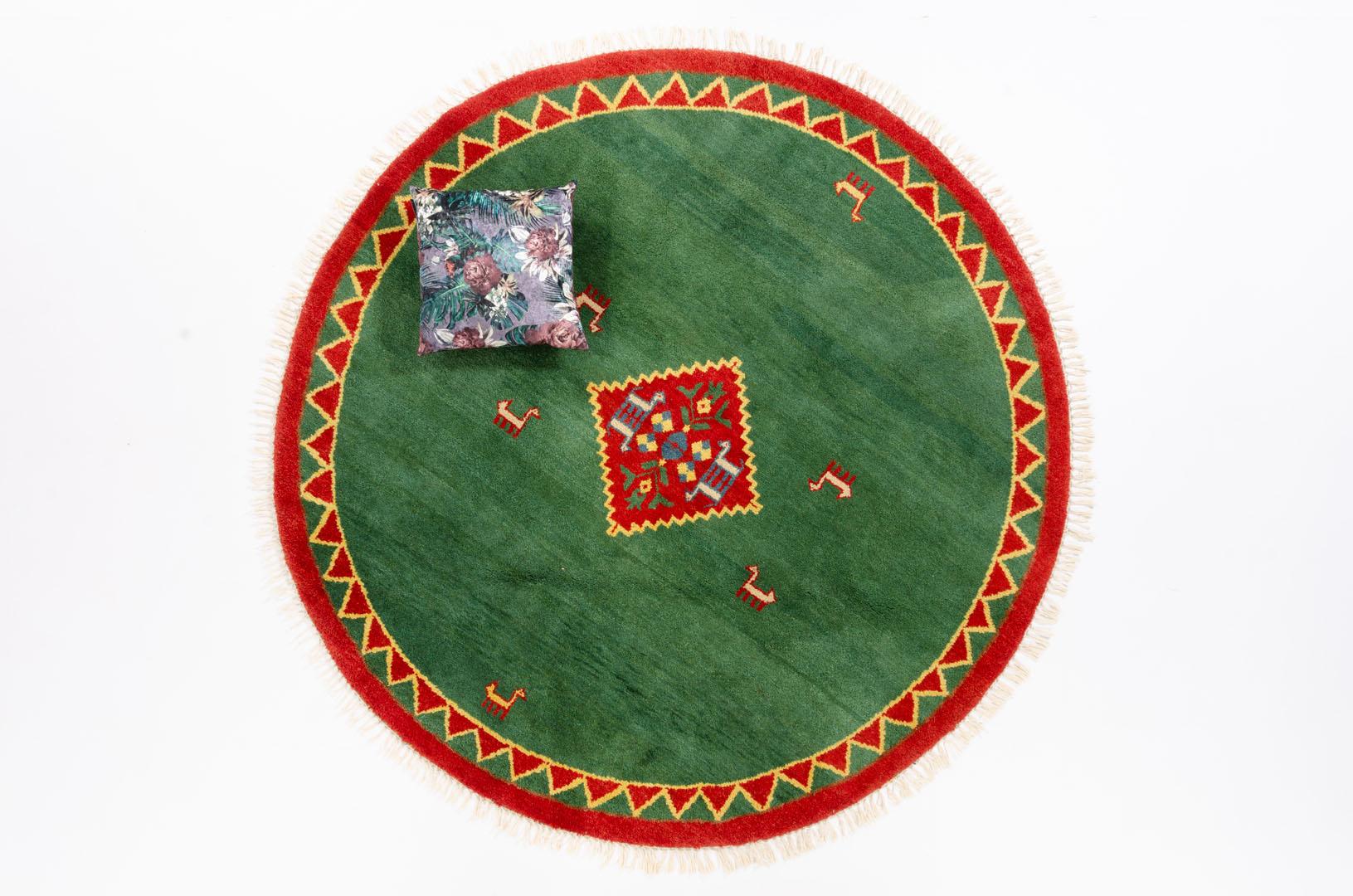 Teppich Gabbeh, Negra CH aus 100% Wolle, in der Farbe Grün/Rot | Homerugs - Raumansicht